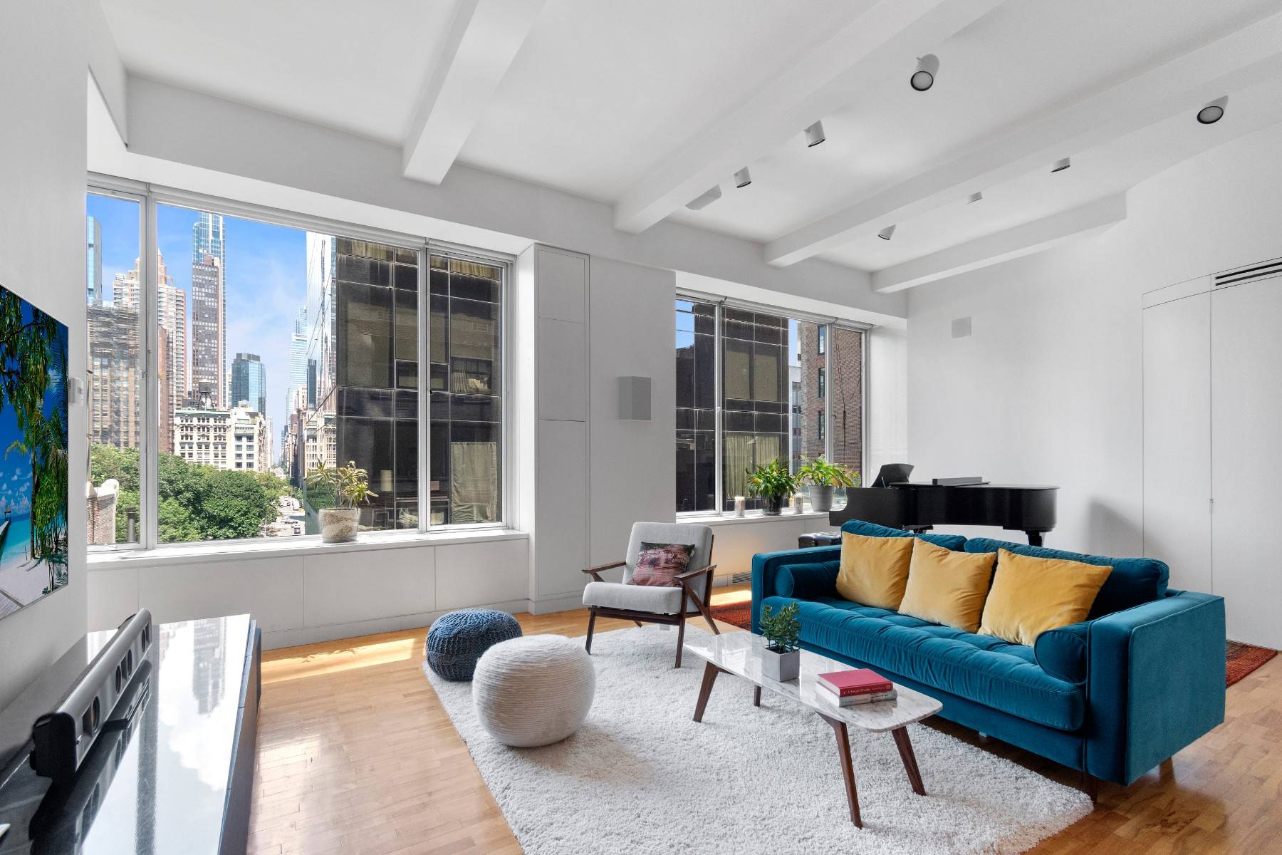 Full service, 2000 square foot Flatiron loft with 11 beamed ceilings looking at the Empire State Building and Madison Square Park offers an unbeatable combination of size, convenient location, captivating ...