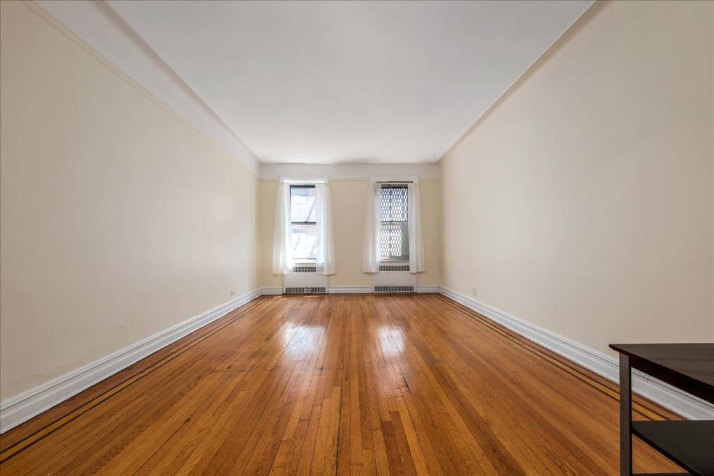 Sterling and Stunning Pre War One Bedroom Space !