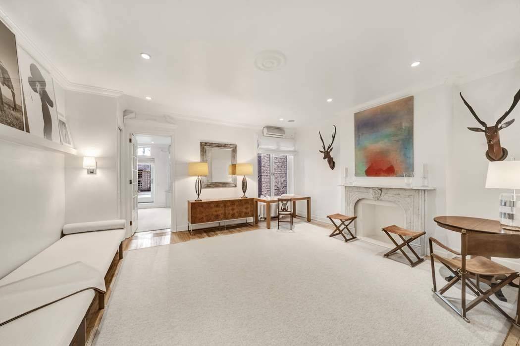 The perfect pied a terre in the best Upper East Side location !