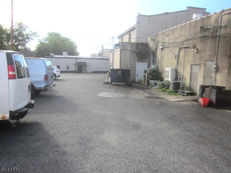 12 Car Private Parking Lot