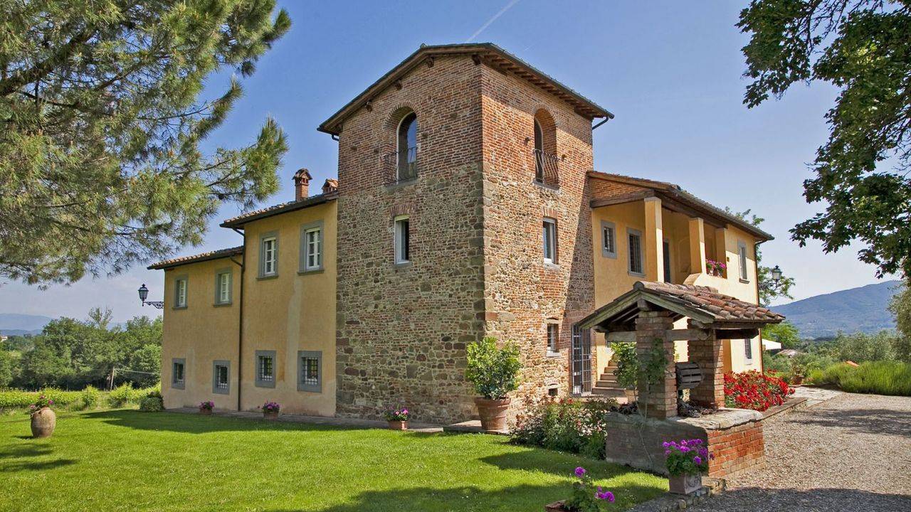 Luxury country house with ancient tower, vineyard, olive grove and pool for sale in a panoramic position in Monte San Savino, Arezzo, Tuscany.