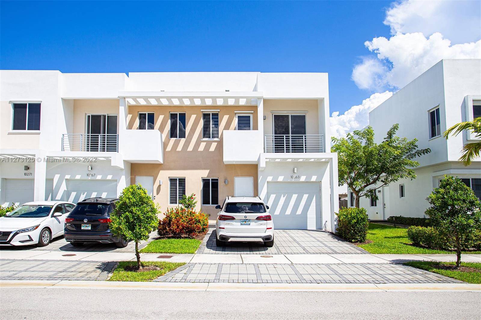 Welcome home ! To this Gorgeous corner townhouse with 4 bedrooms 3 full baths at Neovita Doral.