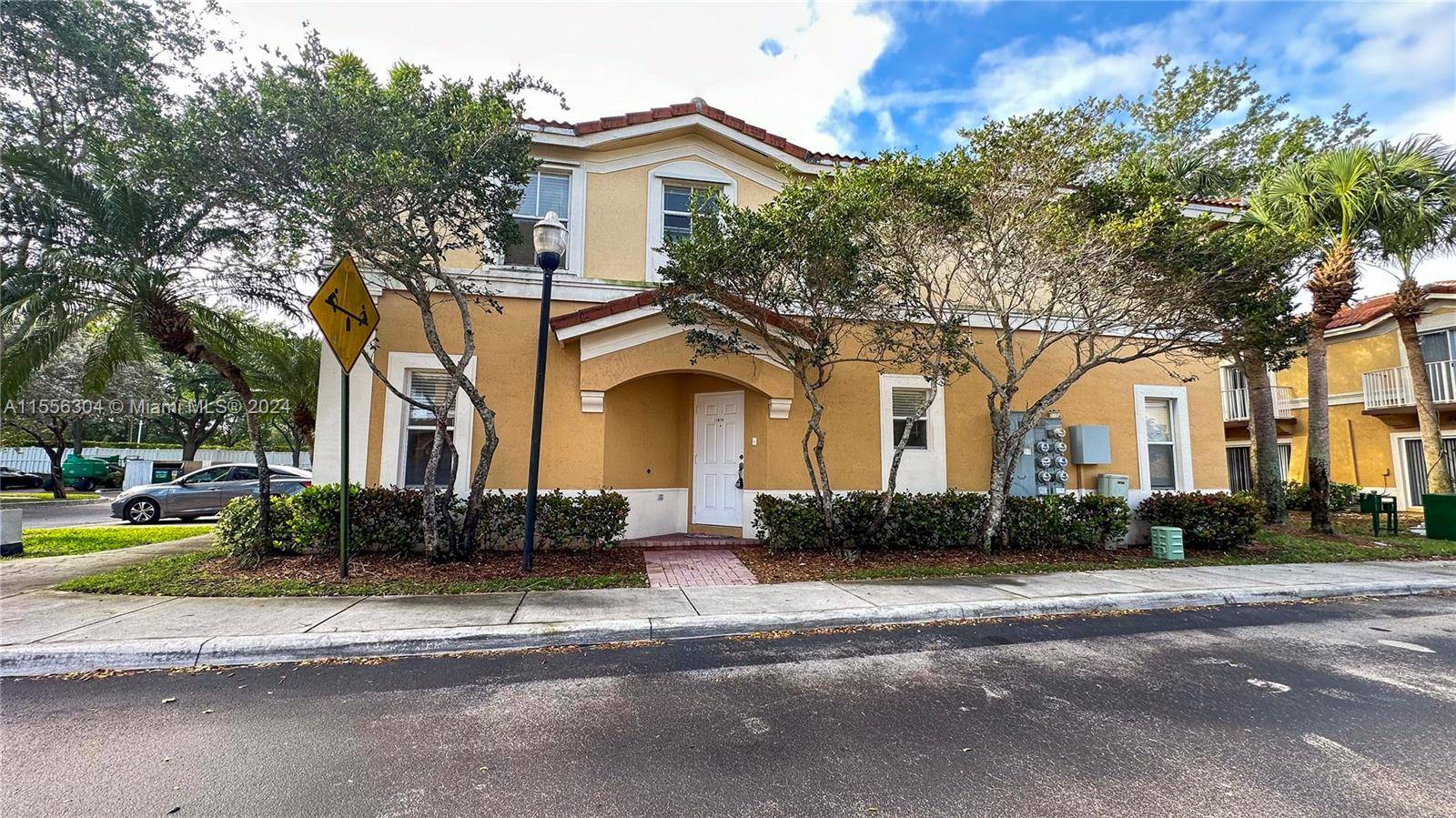 The luxurious 3 bedroom townhouse in Pembroke Pines offers a perfect blend of comfort, convenience, and style.