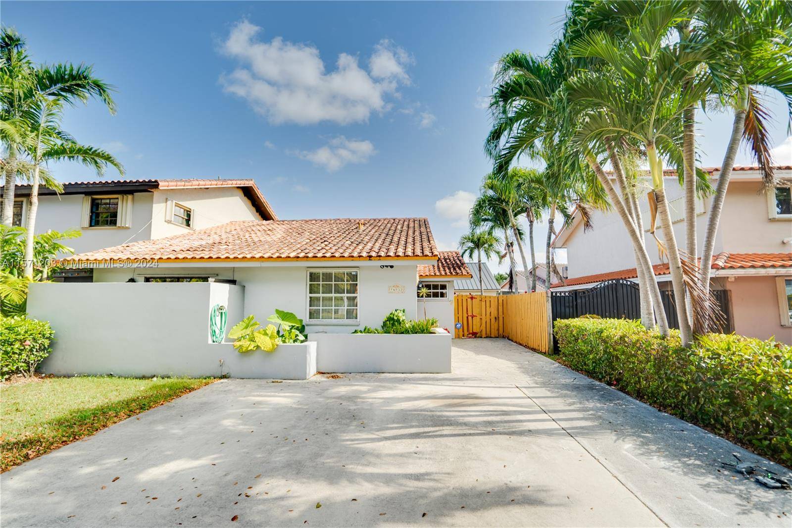 Embrace the opportunity to unlock the potential of this charming villa located in the desirable Kendall neighborhood.