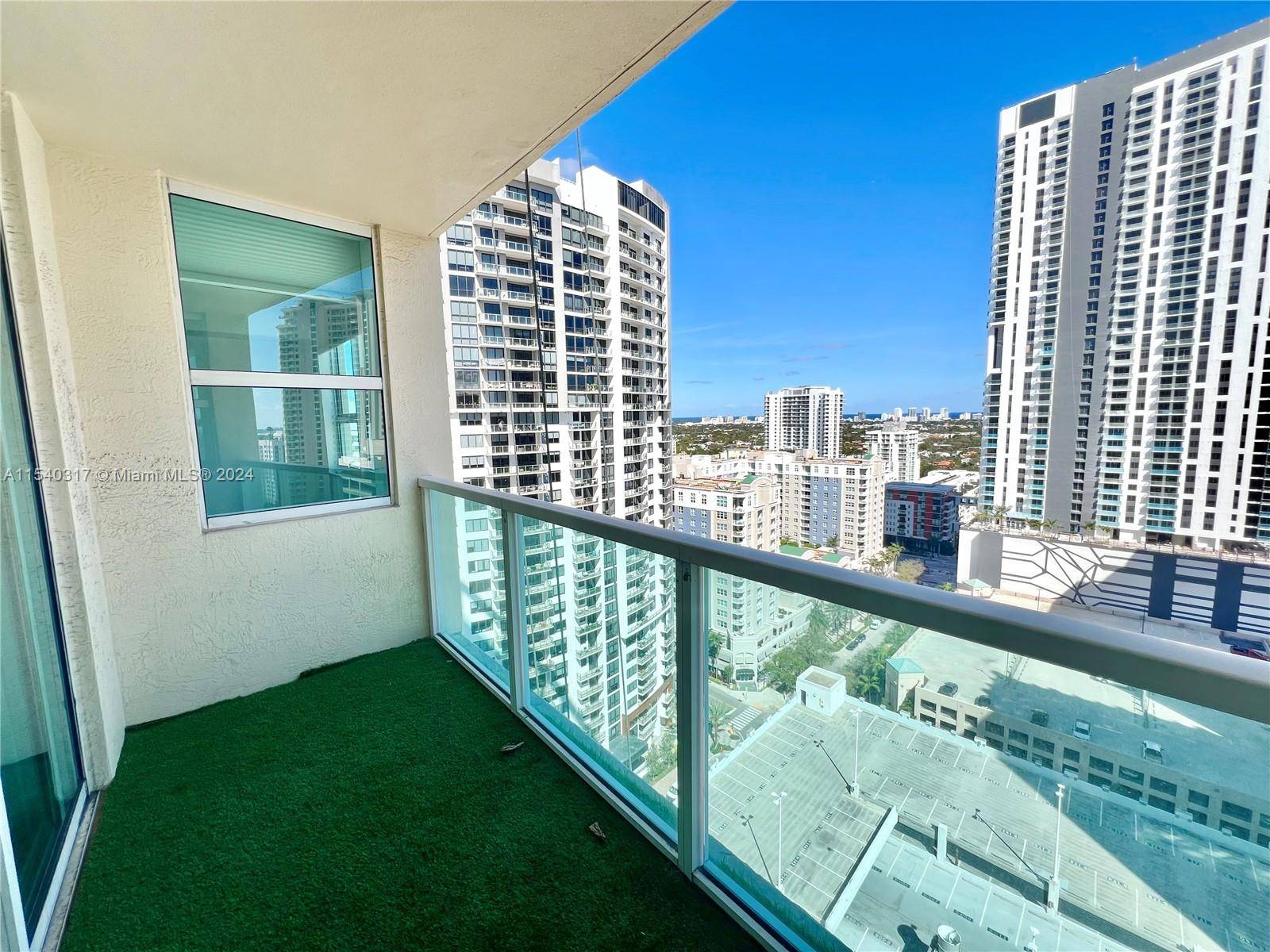 Don't miss an opportunity to own a 2 Bed 2 Bath split level condo with spectacular views, balcony to relax in the heart of Las Olas.