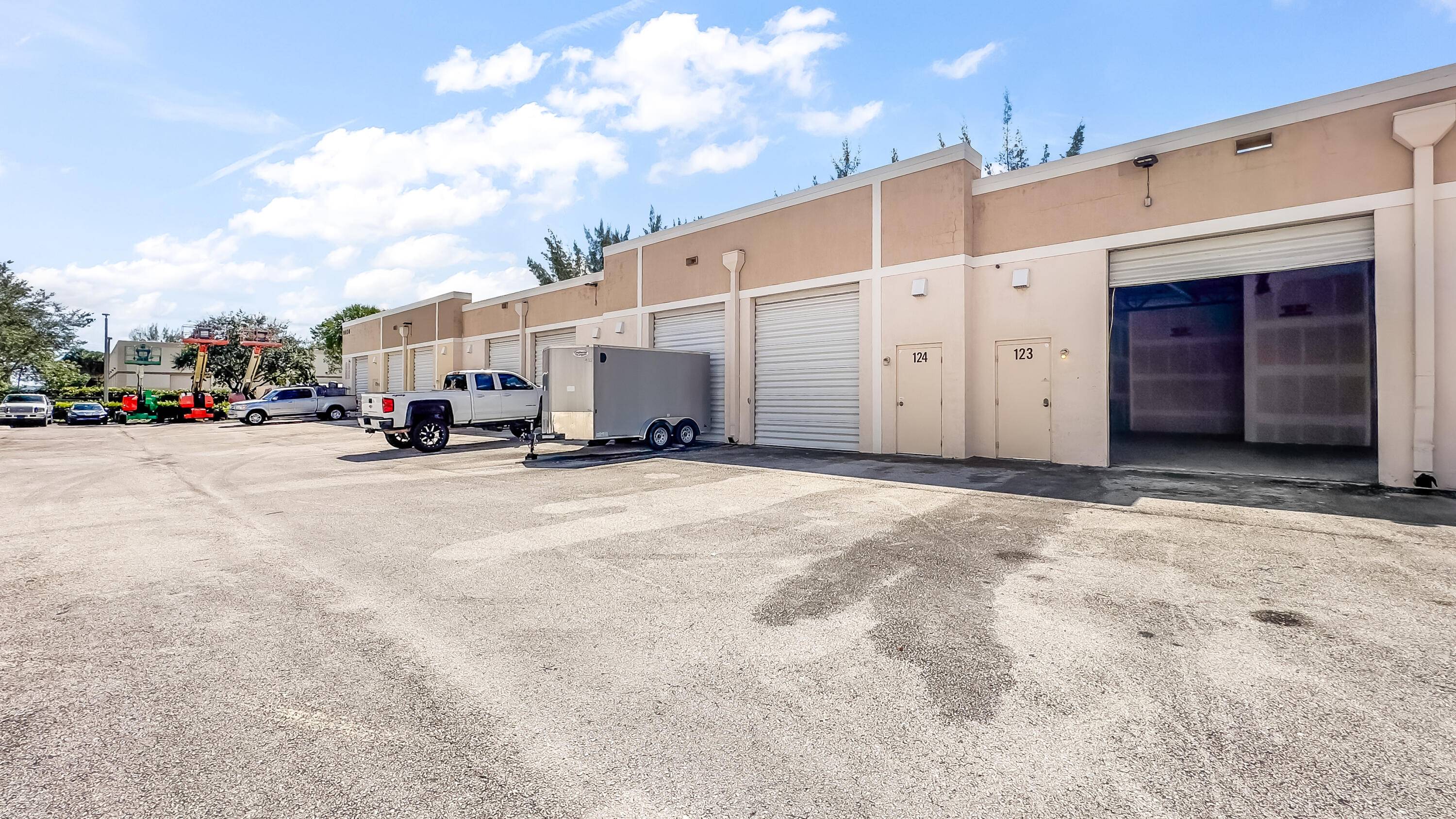 Exceptional Warehouse for Lease in West Palm Beach !
