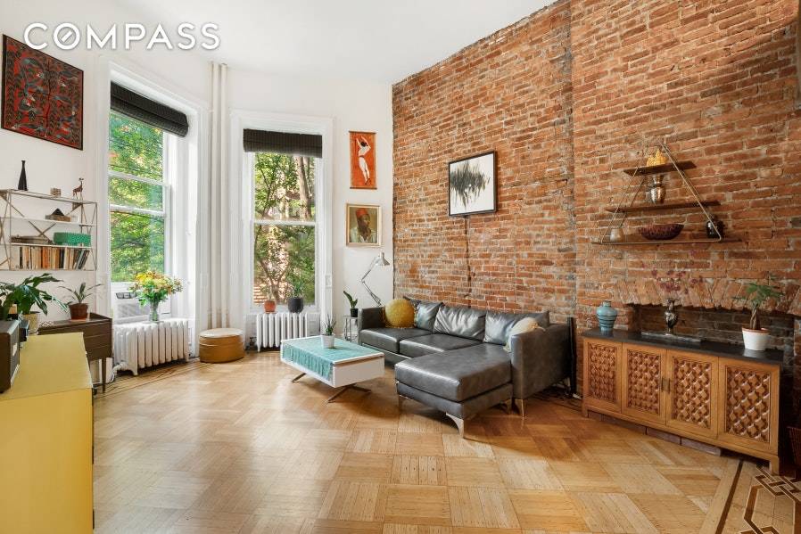 Get the best of brownstone living in this charming, parlor floor studio in Park Slope !