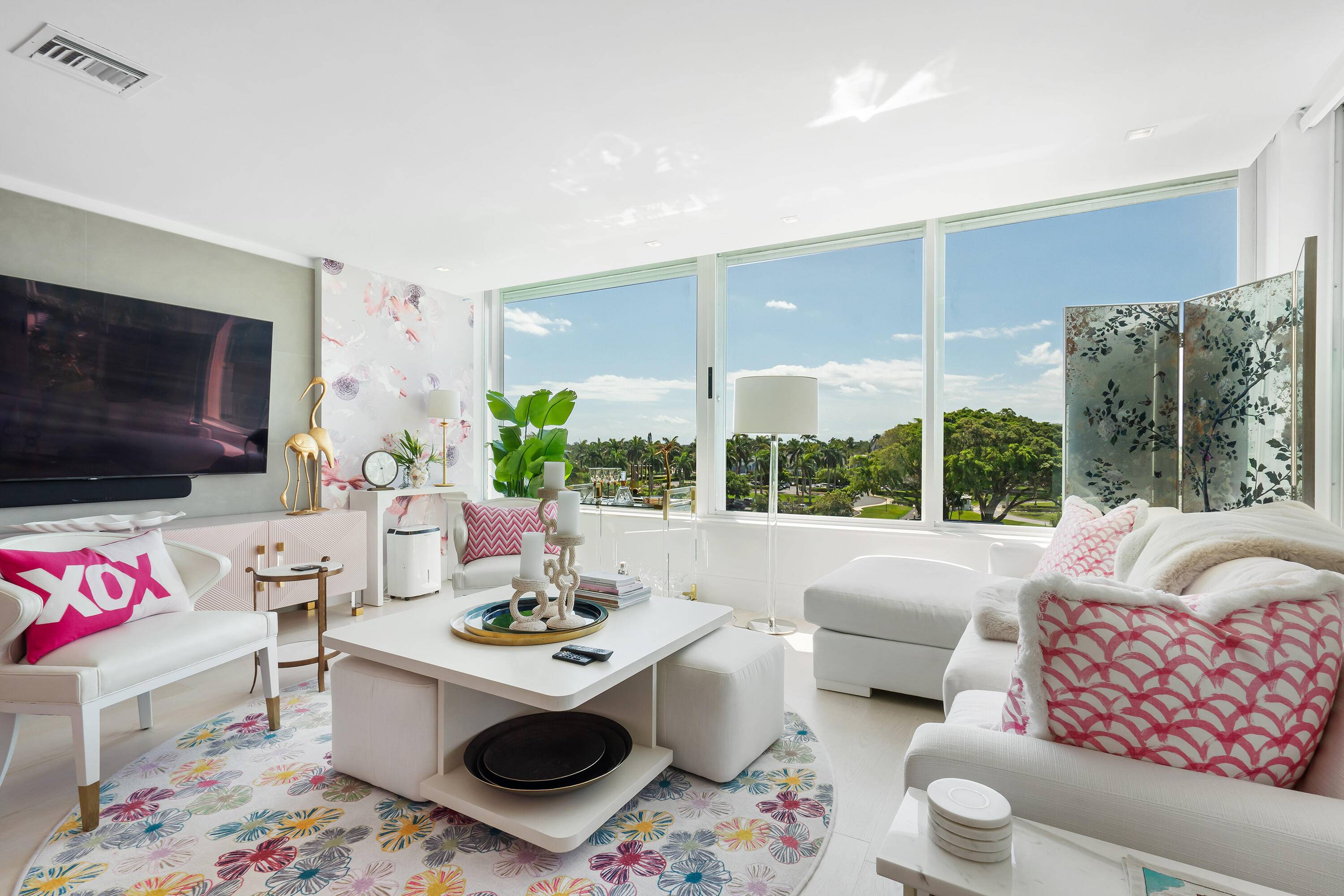 Elegant contemporary and fully renovated apartment in the heart of Palm Beach.