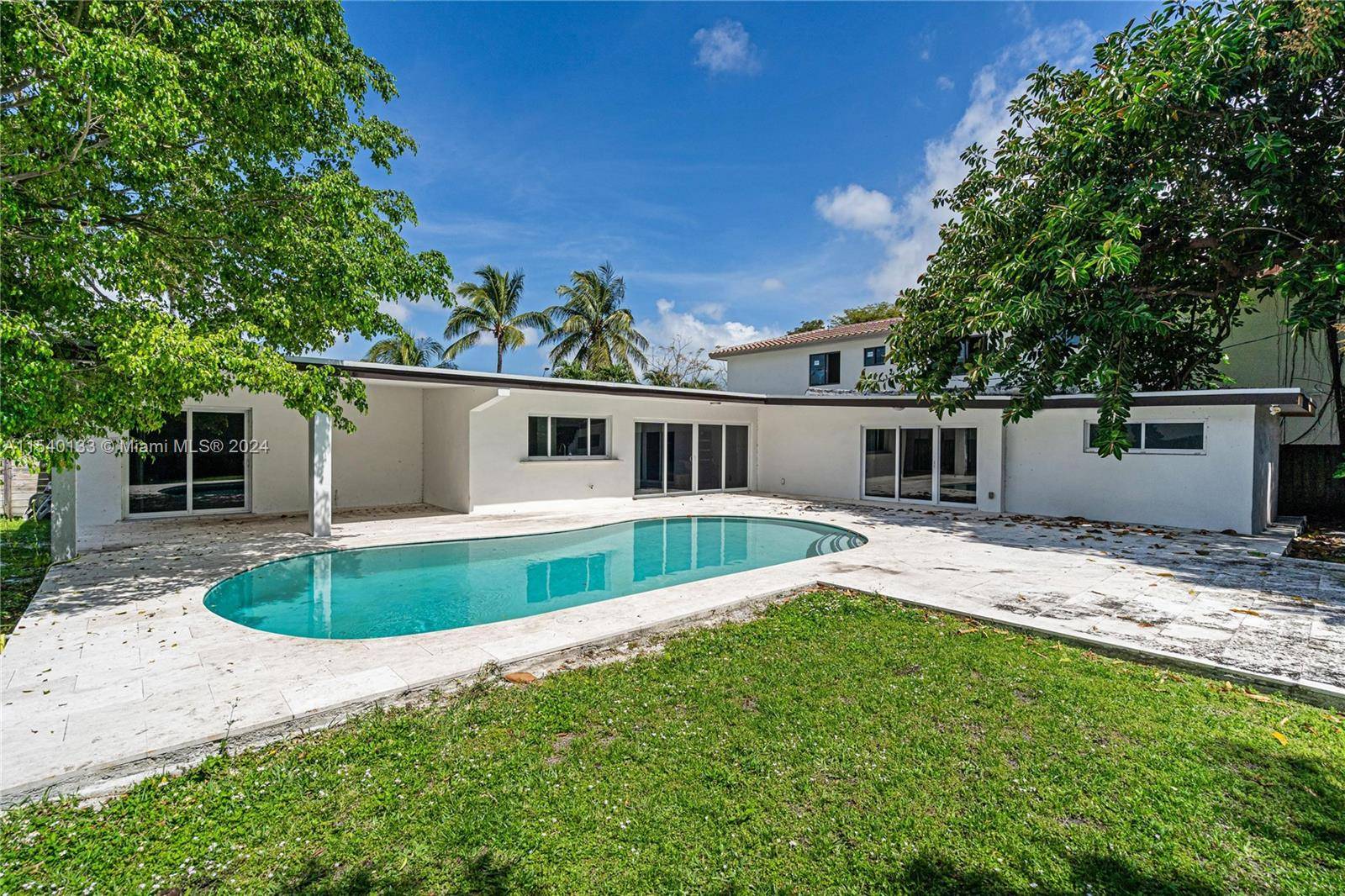 Modern spacious and renovated pool home with 4 bedrooms 2 baths family room located in Skylake near by Aventura.