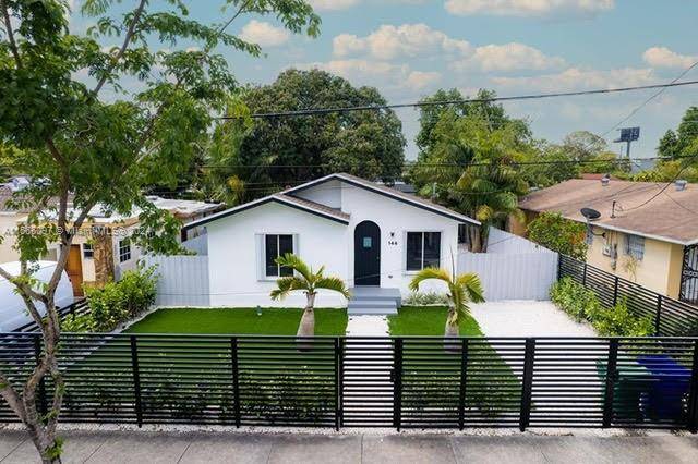 IN THE HEART OF DESIGN DISTRICT REMODELLED 4BD 2BTH ENCLOSED DRIVEWAY WALKING DISTANCE TO THE LUXURY SHOPS AND GREAT RESTAURANTS CLOSE TO MIAMI BEACH, TO THE MIAMI INTERNATIONAL AIRPORT, TO ...