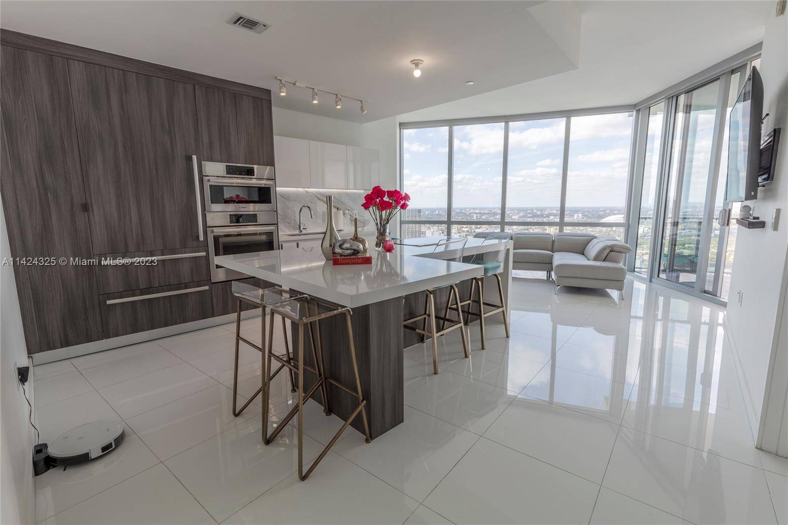 Experience unparalleled elegance on the 44th floor of Paramount Miami World Center.