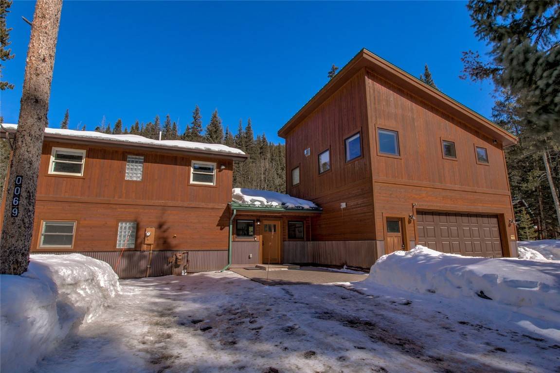 Riverfront Property Experience the best of Summit County in this incredible 3 bedroom home, located on the Blue River and just five minutes from the town of Breckenridge.