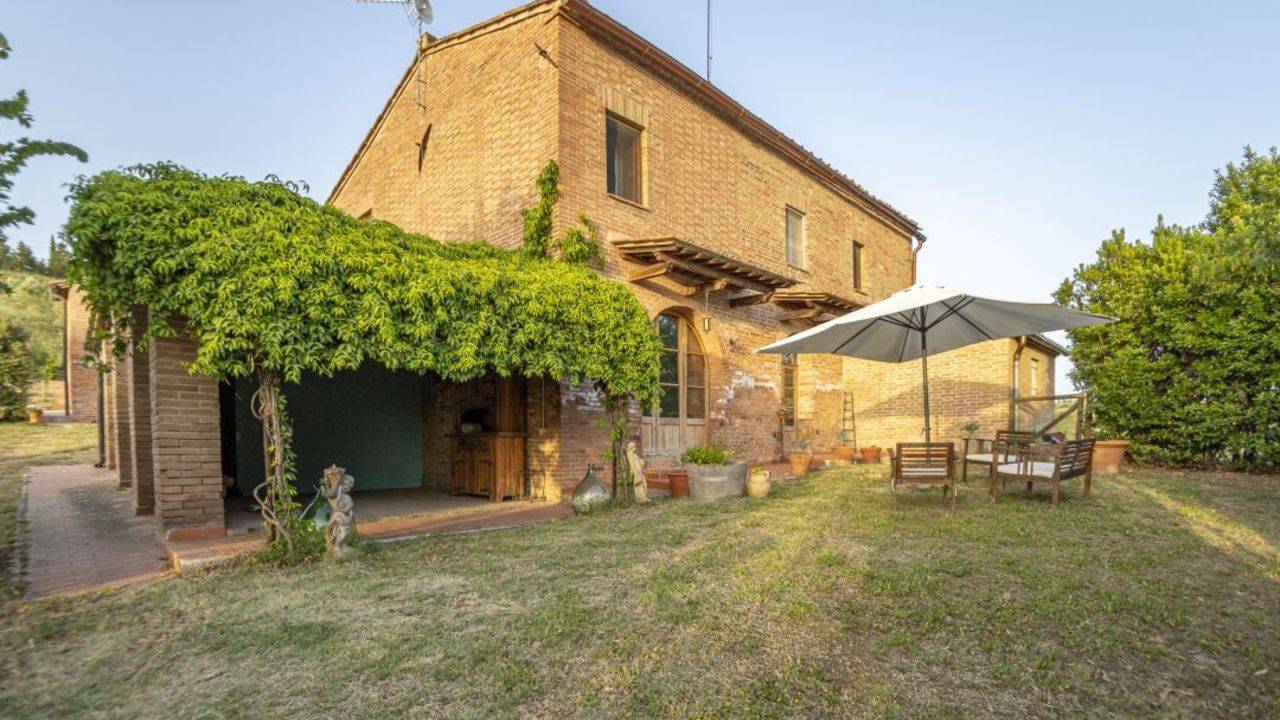 Houses for sale Tuscany, Siena. The farm consists of the main farmhouse, a guest house, an annex and 20 hectares of land