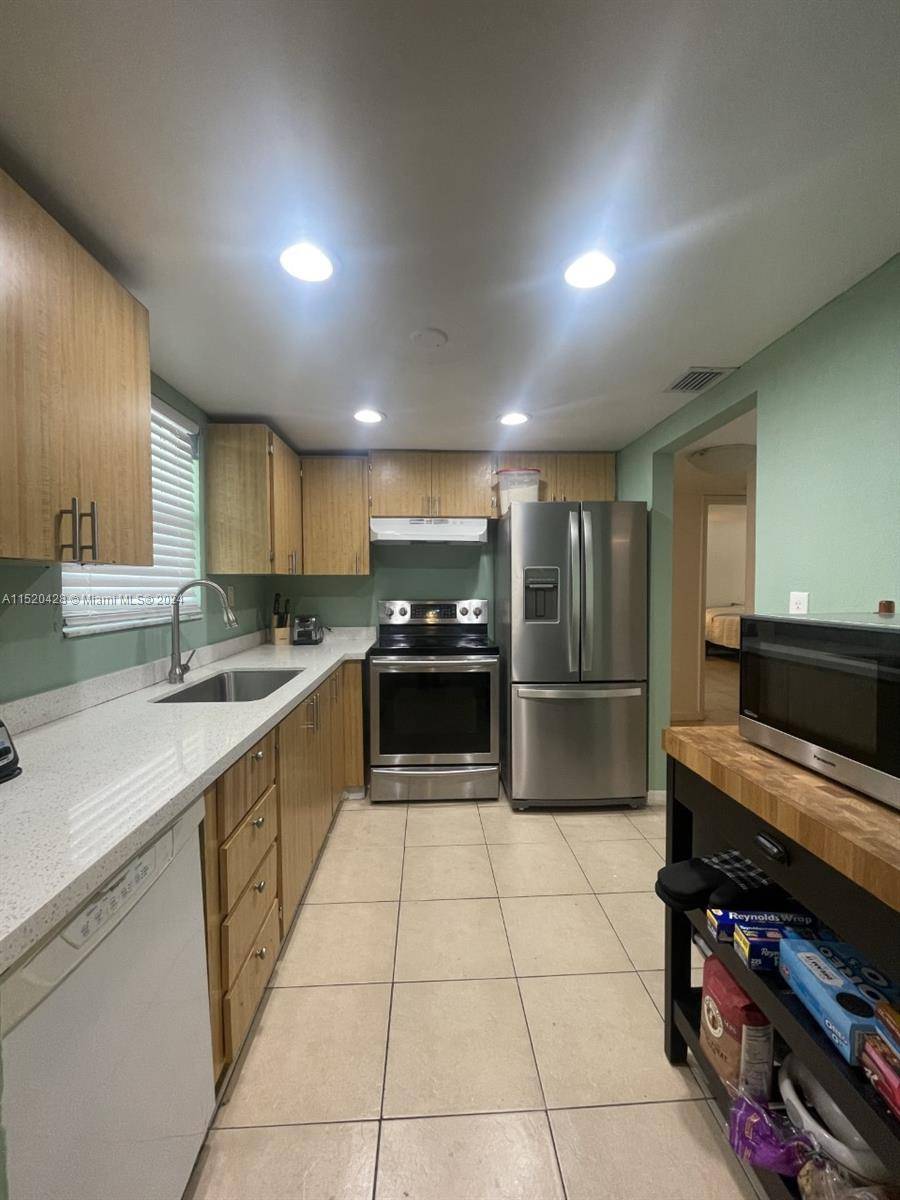 SPACIOUS 3 2 APARTMENT, CENTRALLY LOCATED NEAR MAJOR EXPRESSWAYS, SHOPPING MALLS, FIU, SUPERMARKETS, RESTAURANTS, AND MIAMI INTERNATIONAL AIRPORT.