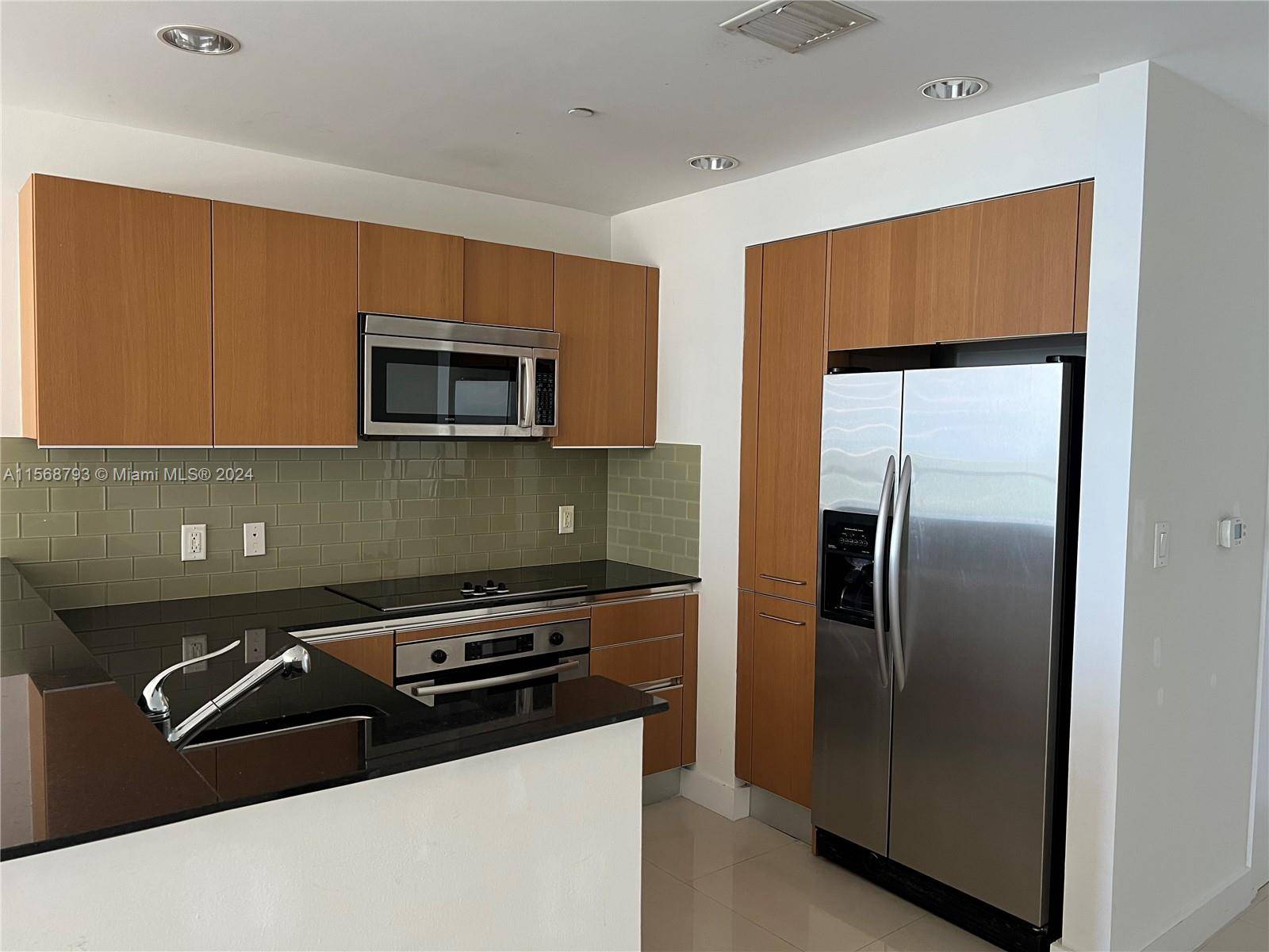 This luxurious 2 bedroom, 2 bathroom corner unit offers stunning city views from every angle.