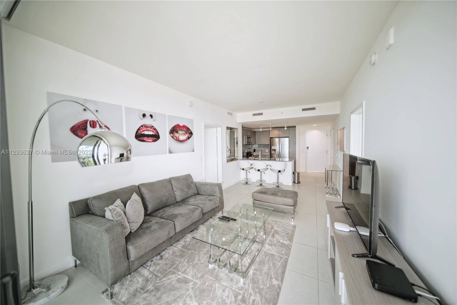 Spectacular apartment in the best area of Doral furnished with excellent taste, everything you need for a dream lifestyle, gym, restaurant, shops, etc.
