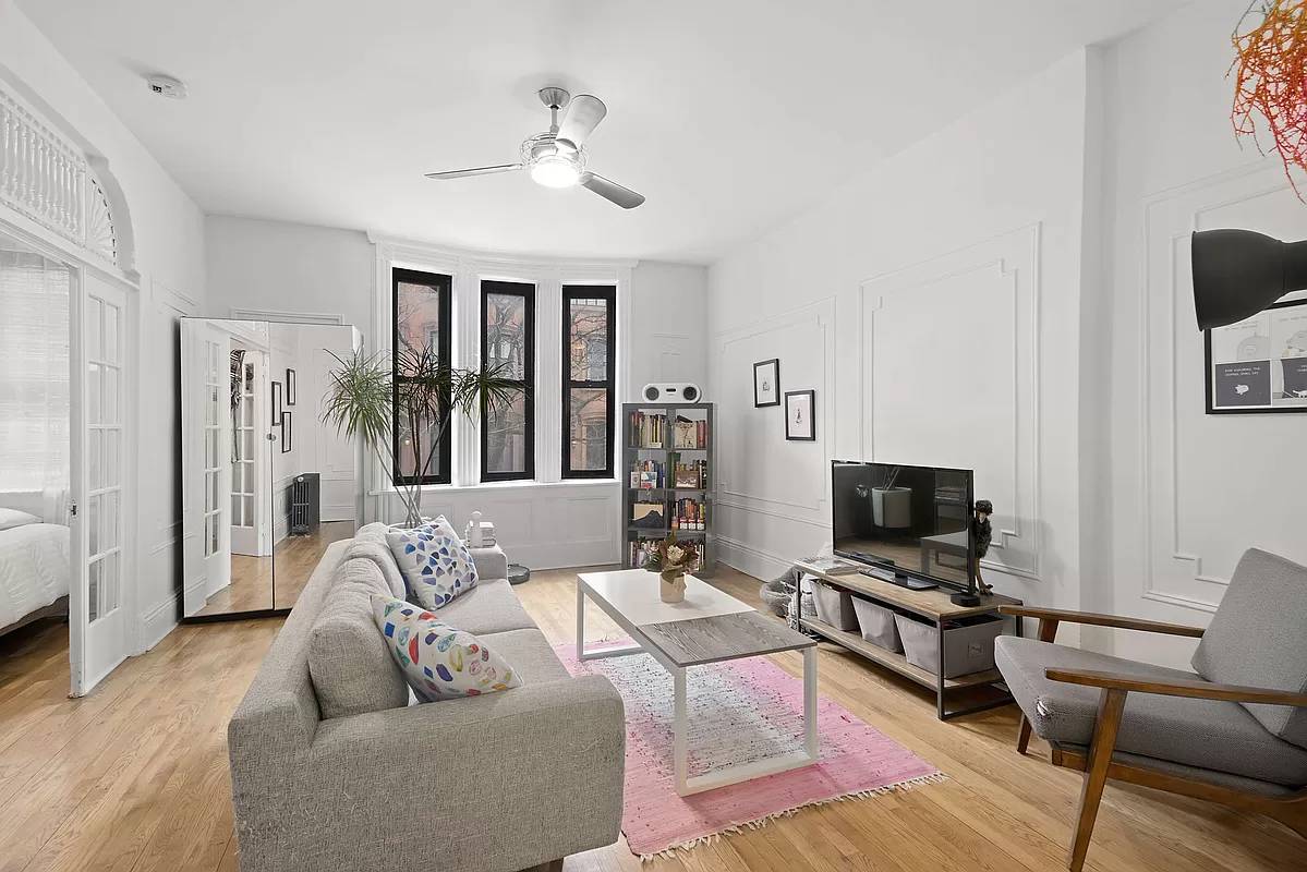 A spacious, light filled one bedroom in excellent condition, with high ceilings and a formal dining area in prime Cobble Hill.