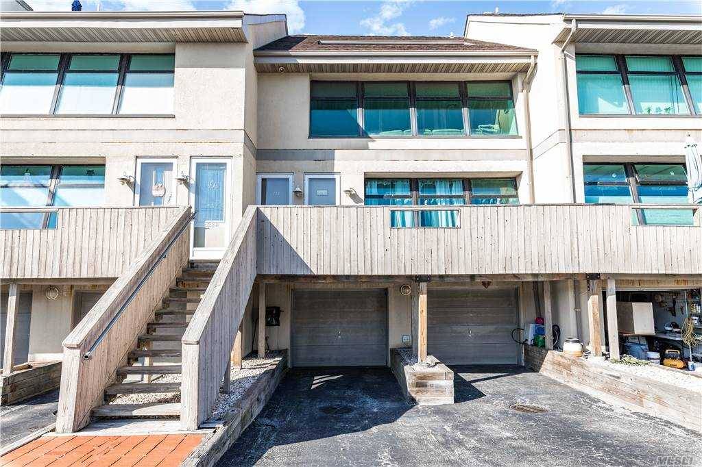 Beautiful 3 bedrooms 2, 5 baths Townhouse with ocean view, renovated unit on 3 levels, Grand master suite on 3rd level with very nice bathroom with 2 sinks, jacuzzi, walk ...