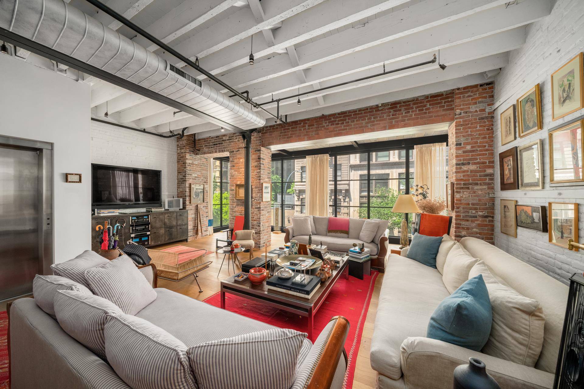 This 4, 000 SF duplex loft is a stunning 3 bed, 2.