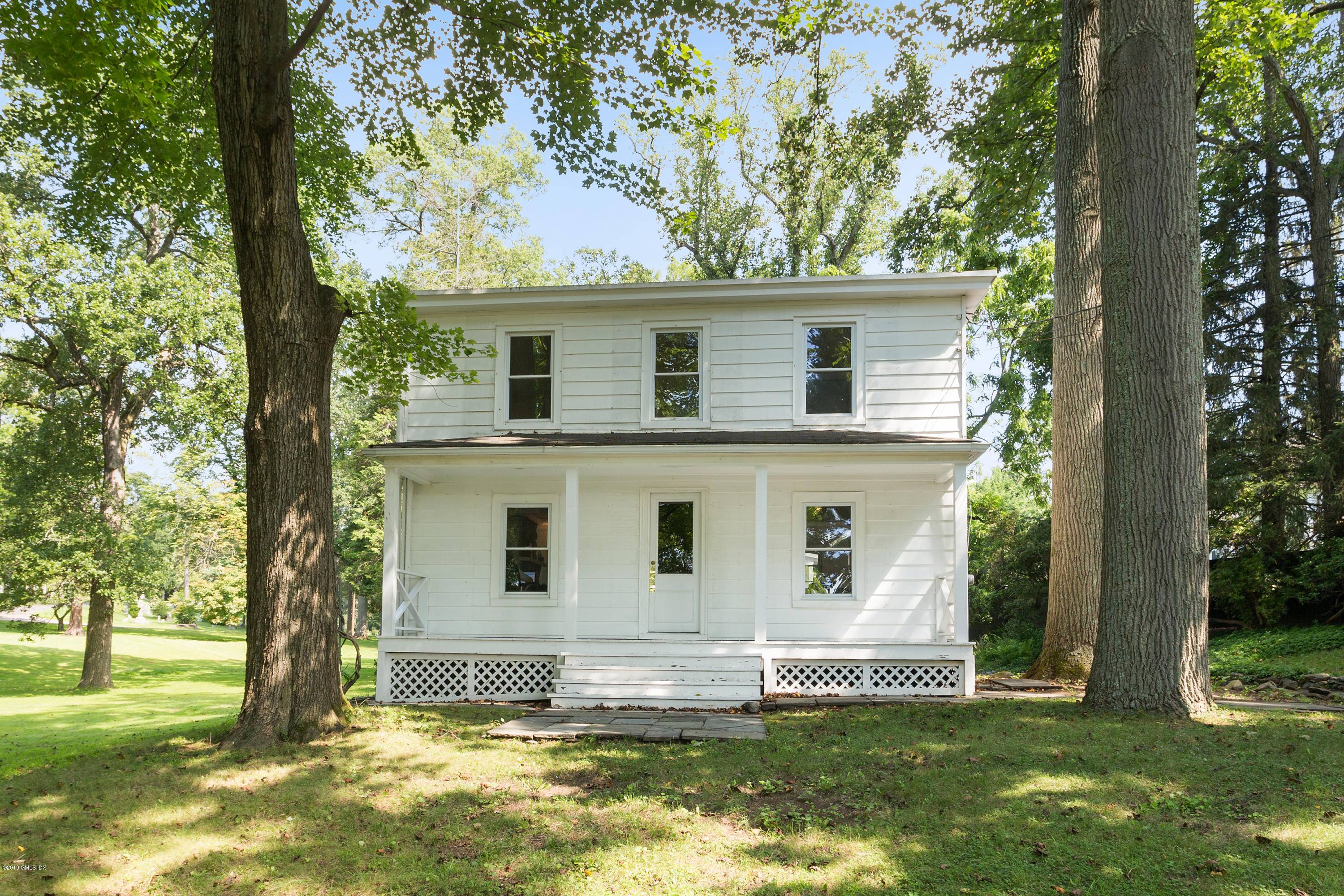 Move right in and enjoy this charming 4 bedroom farm house, close to town and schools.