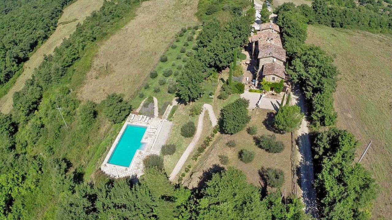 Houses for sale Lake Trasimeno. Villa for sale Umbria. Prestigious Property restore in Umbria, stone house with swimming-pool in panoramic position.
