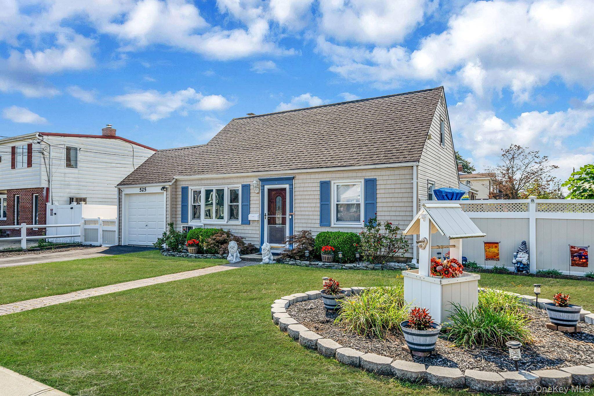 Beautiful Cape On A Corner Lot In Lindenhurst Village !