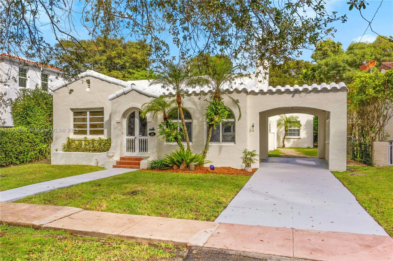 Fantastic Opportunity for Investors Rare opportunity to purchase a Mediterranean style property in a tremendous location of Coral Gables for a great price.