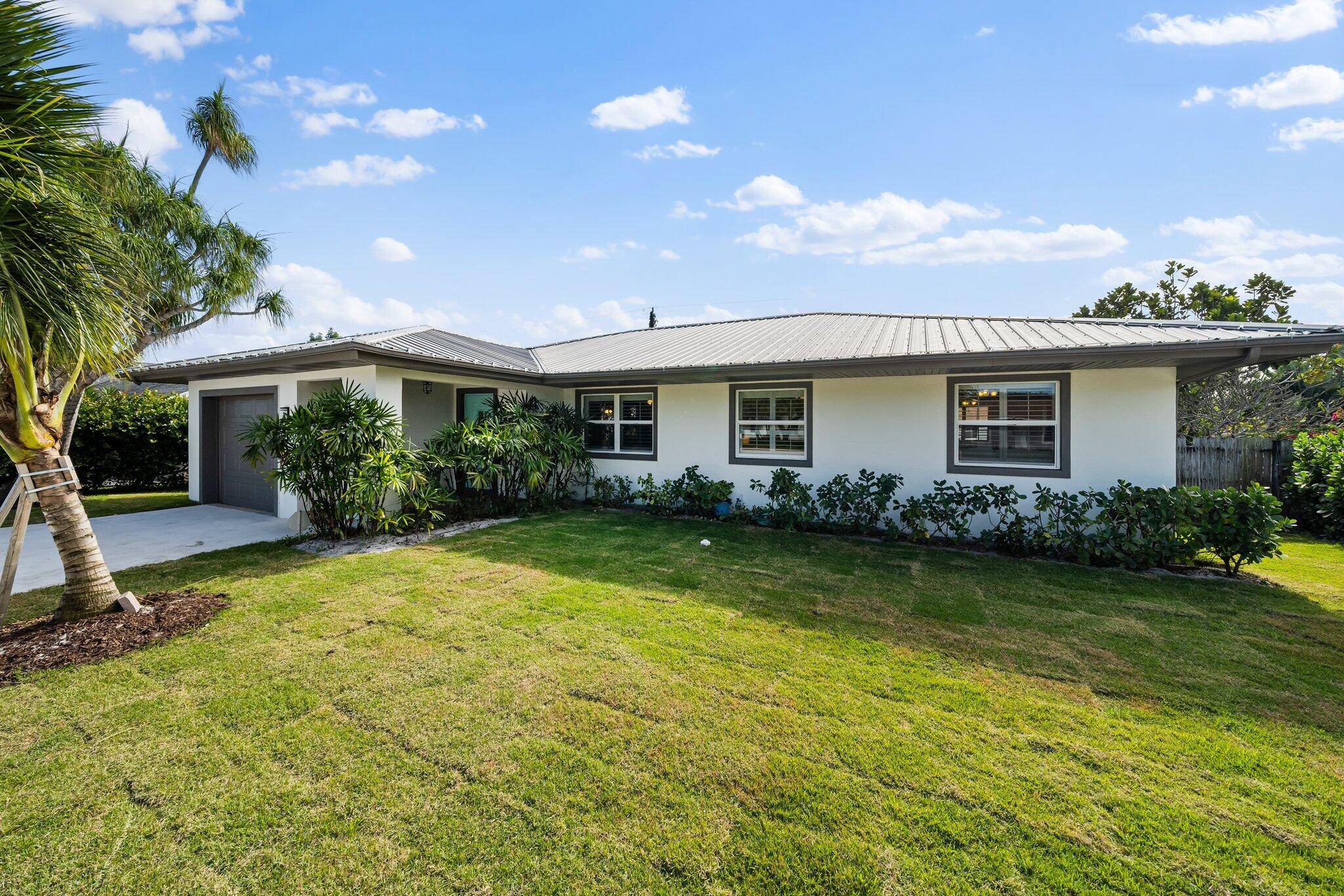 Charming, updated single family home in the heart of Jupiter Tequesta.