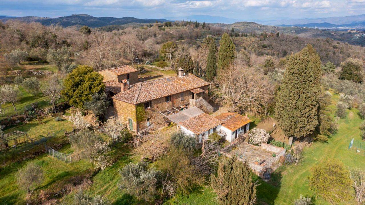 Typical Tuscan farmhouse with annexes and 20 hectares of land with olive grove for sale in the province of Arezzo, Civitella in Valdichiana.