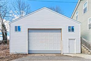 Looking for a spacious garage in Norwich, CT ?
