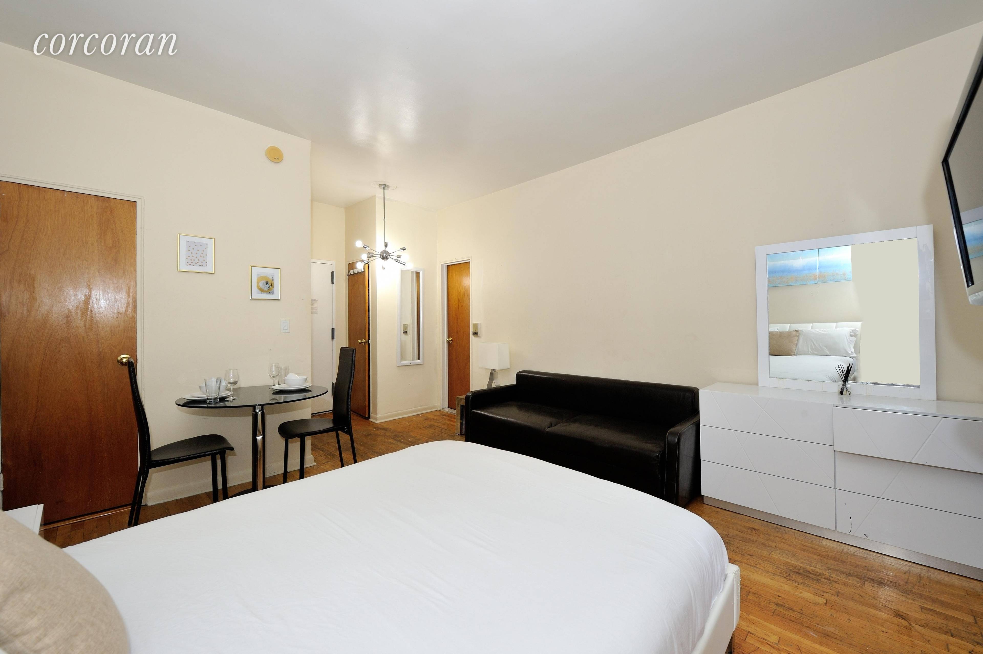 Stay in Manhattan's historic Upper East Side in this modern and comfortable studio.