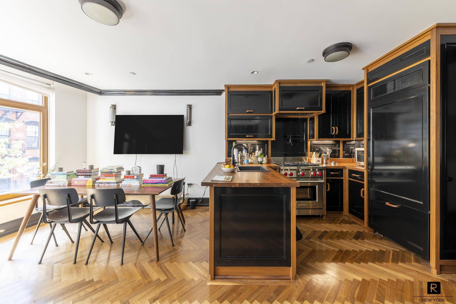 CLASSIC SOHO BOUTIQUE ELEVATOR BUILDING WITH SOHO SWEETEST PRIVATE GARDEN PIED A TERRE PERFECTION INVESTOR DREAM WITH SUPER LOW MONTHLYSouth facing one of New York s most charming Soho street, ...