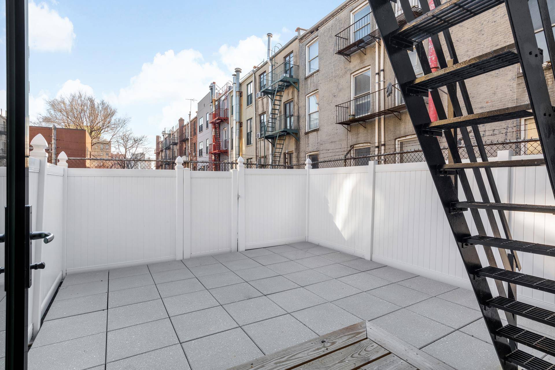Mott Haven's newest luxury rental building PRIVATE OUTDOOR SPACE WITH OUTDOOR TV Be the first to live in this oversized luxury 2 bedroom and 1 full bathroom residence, with high ...