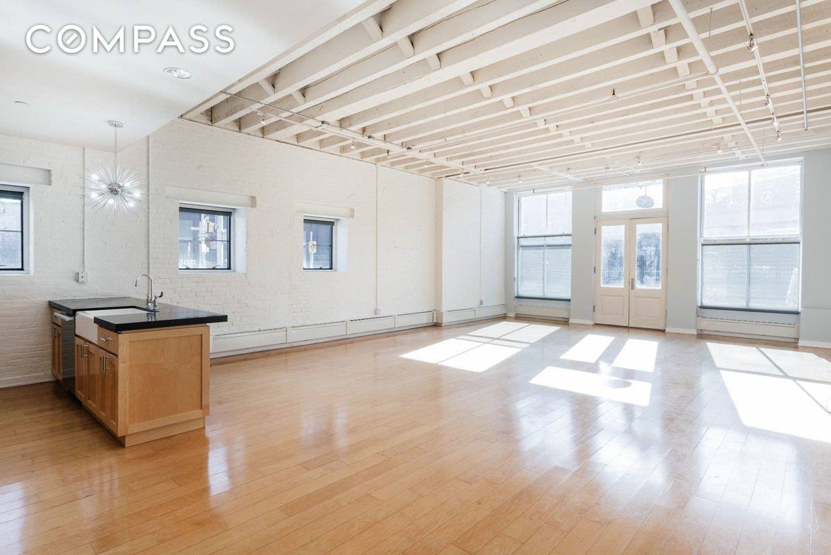 Located on a striking cobblestone street in the heart of exciting Tribeca, this enormous 3 bedroom apartment has all the amenities you could ever want in a stylish Manhattan home.