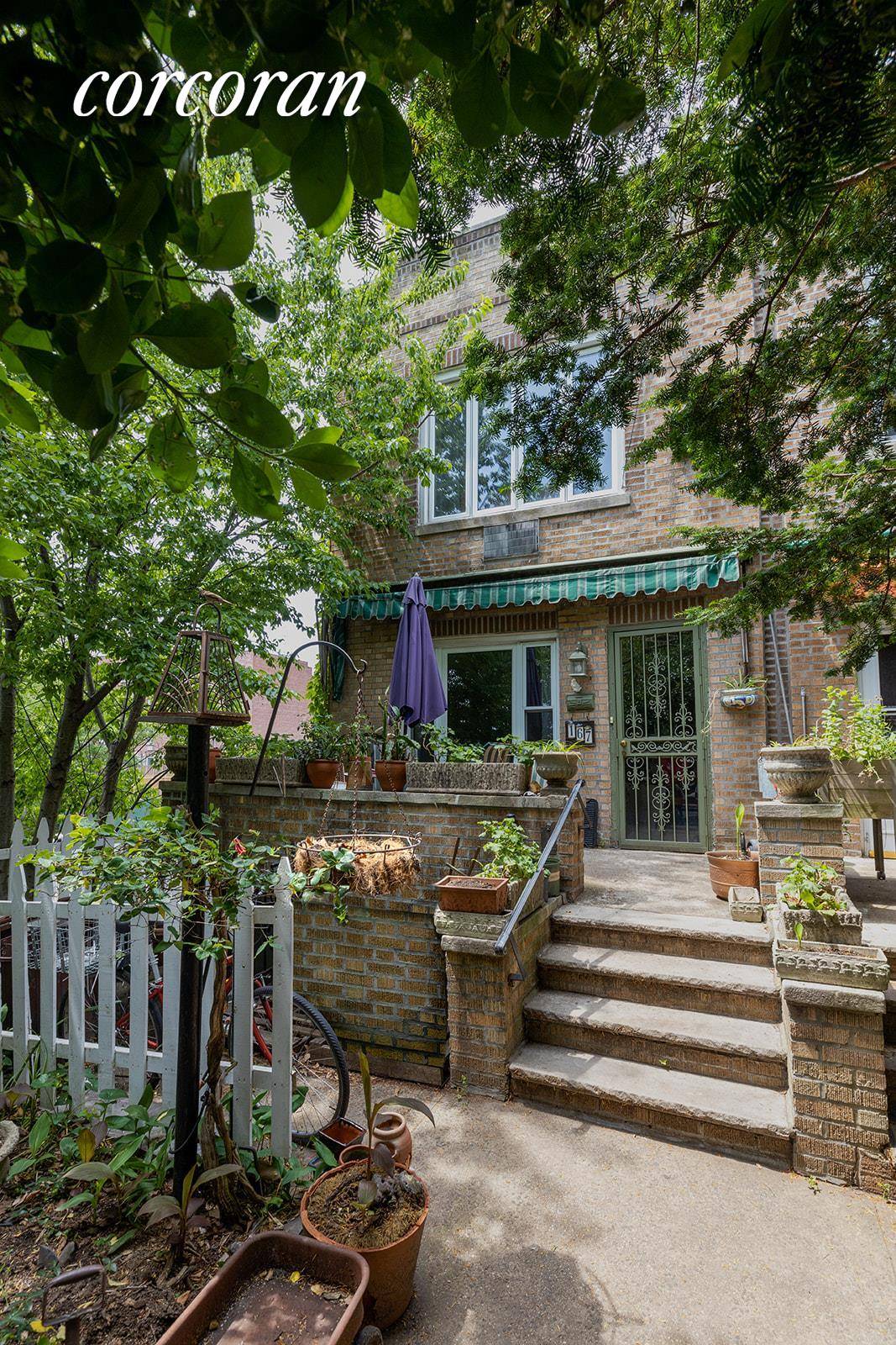 A WINDSOR TERRACE CLASSIC Built around 1925, 167 Seeley Street is a single family, brick townhouse.