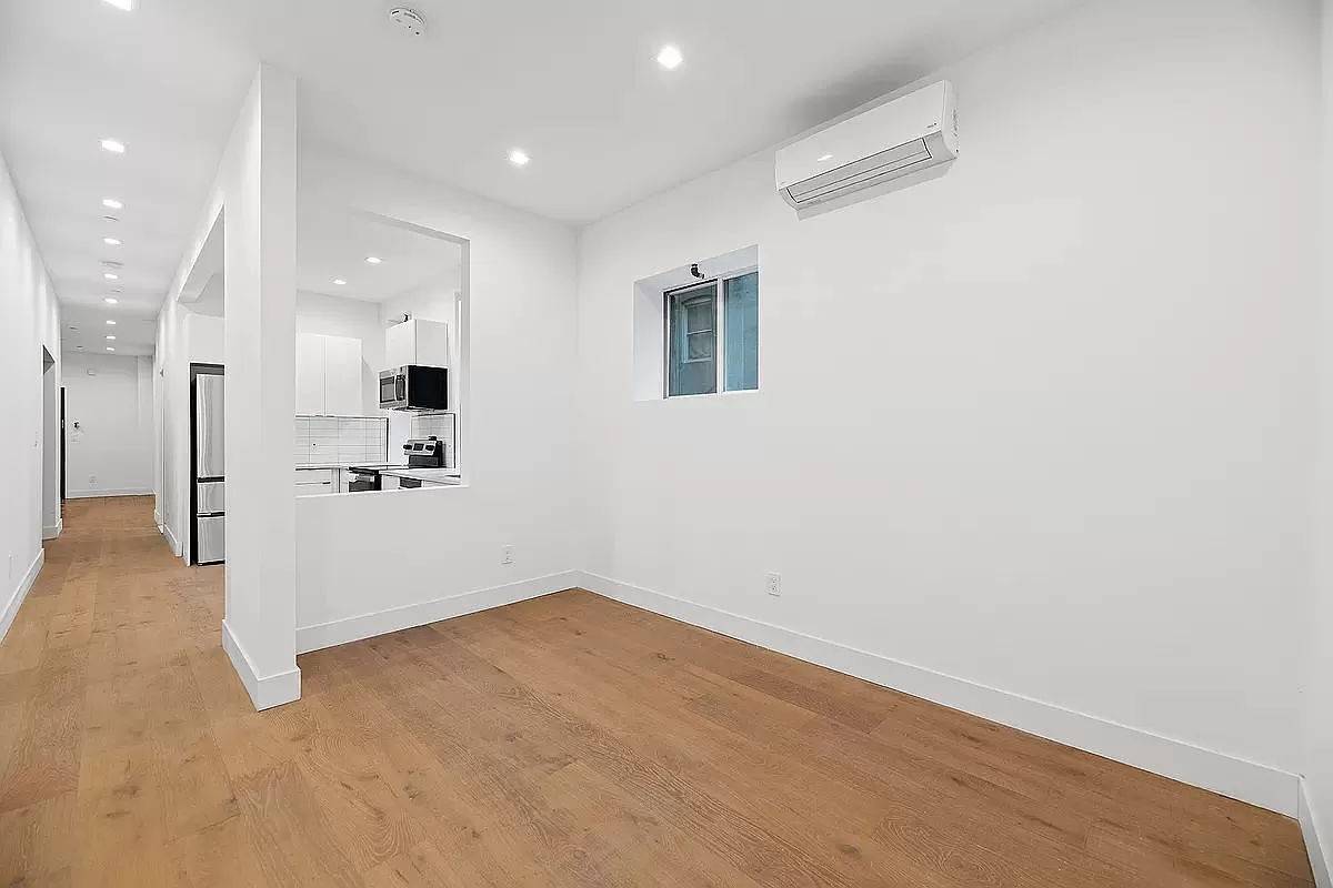 Luxury Living in the Heart of Union Square Now leasing 18 East 13th StreetFull floor through 4 bedrooms with Seperate outdoor space, condo level finishes and washer dryer in unitApartment ...
