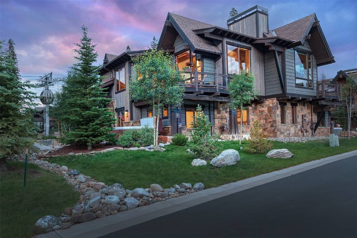 Breathtaking Shock Hill home within a snowball s throwing distance from the Gondola with direct access to the Nordic Ski Trails.
