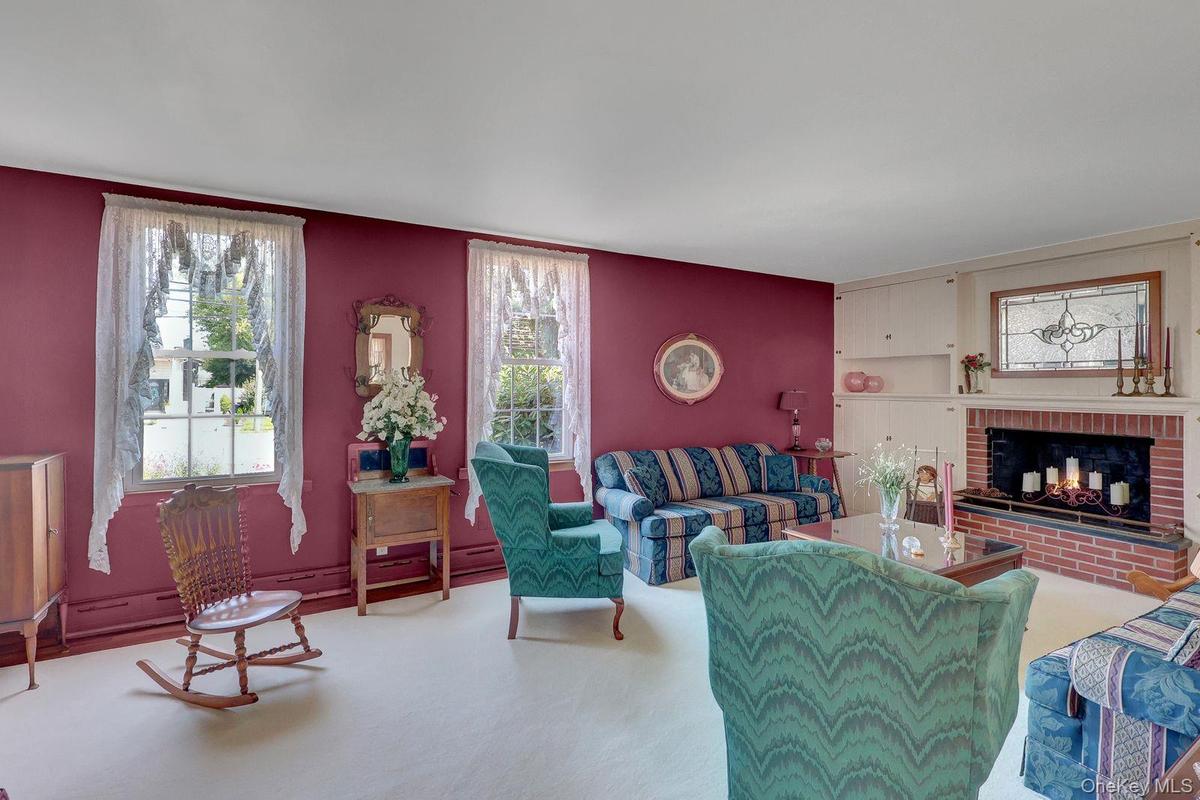 13' x 23' Spacious Living room w soaring 9ft ceiling, Hardwood floors, and wood-burning FPL "Gas Available"