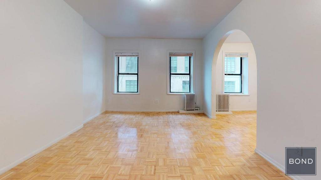 Entire floor, bright and sunny 1 bedroom apt witha tremendous, eat in kitchen, large living room, arched doorways, high ceilings, hardwood floors, and nicely tiled, windowed bathroom in a small, ...