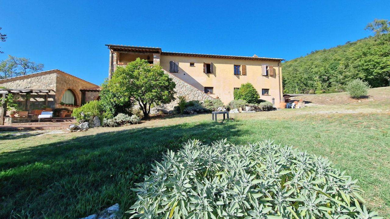 Restored country house with garden, hot tub, 6 bedrooms, 7 bathrooms and 14 ha of land for sale in Tuscany, between Valdichiana and Val d'Orcia.