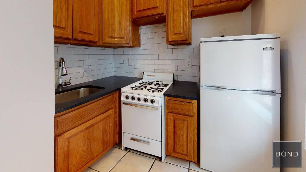 Large 2 bedroom apartment on the great UES block !