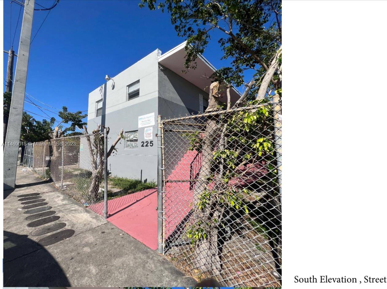 THIS IS A 8 UNIT a prime opportunity 8 one bedroom, one bath apartments in Overtown.