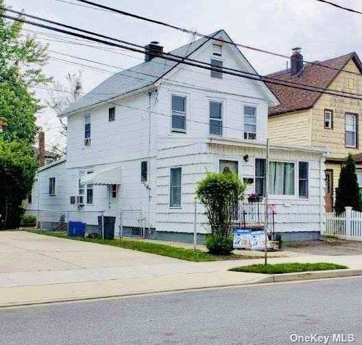 This lovely 3 bedroom, 2 Bath Colonial sits on a 25 x 100 lot and is 1, 184 sf of living space.