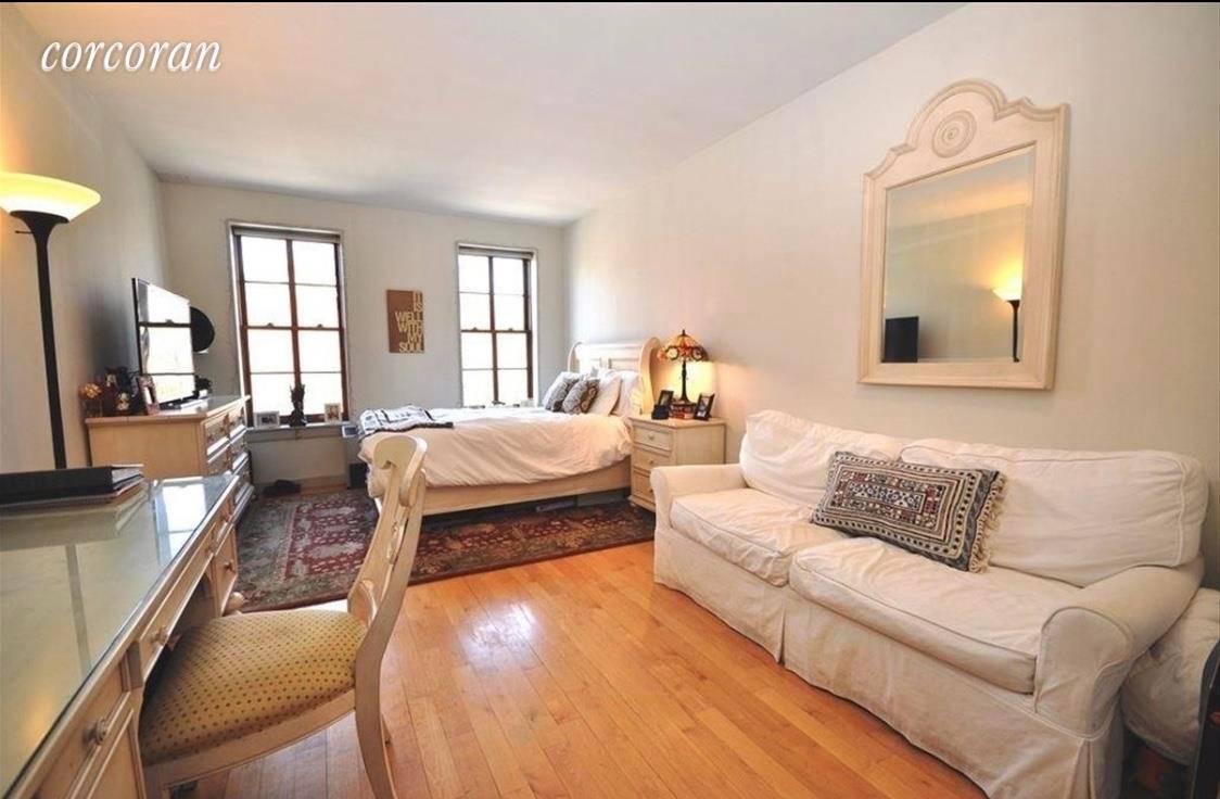 Beautiful, luxury Studio apartment in the heart of Brooklyn Height Cobble Hill community.