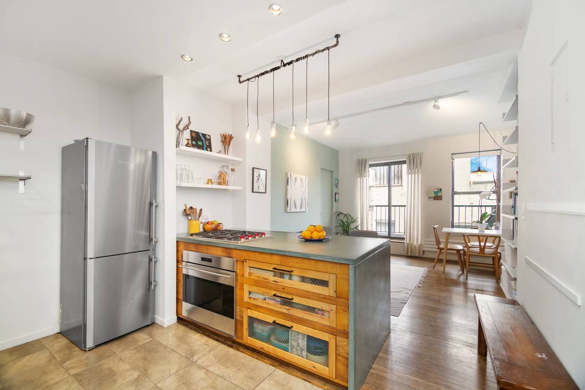 NEW TO THE MARKET PROSPECT HEIGHTS 2 BED 1 BATH ACROSS FROM THE BROOKLYN MUSEUM.