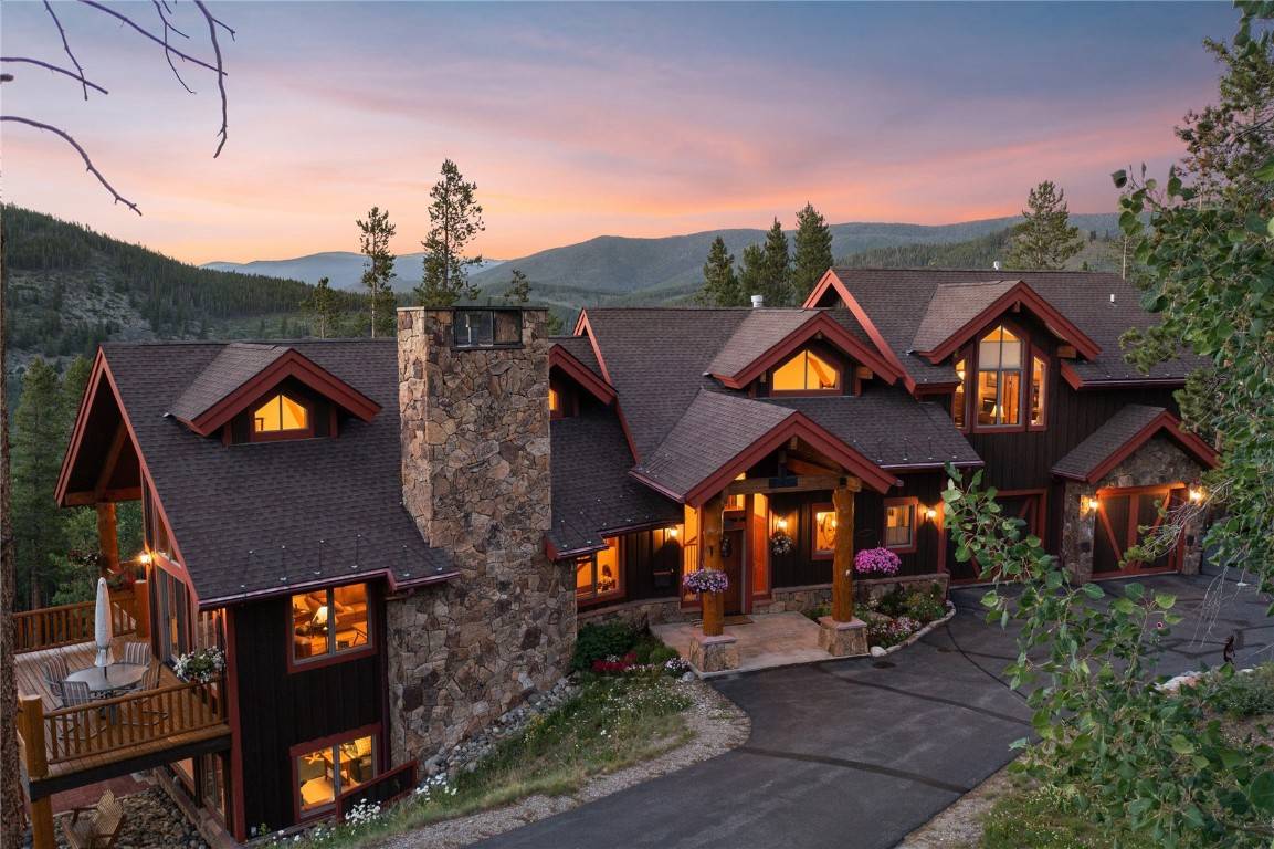 Situated on 2. 1 private acres, this Summit Estates residence takes full advantage of its wooded setting with views of the Continental Divide, Buffalo Mountain Ptarmigan Peak.