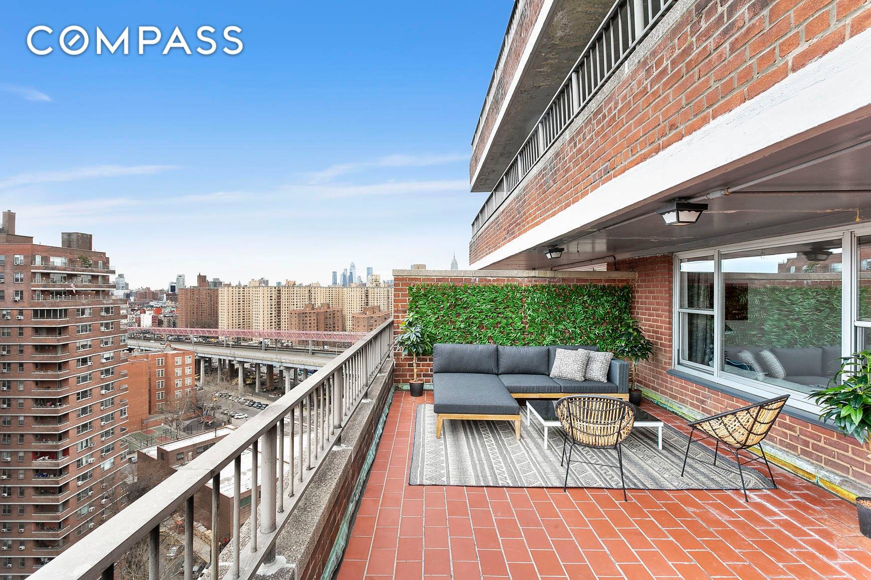 Fantastic 1BR with HUGE terrace and panoramic views !