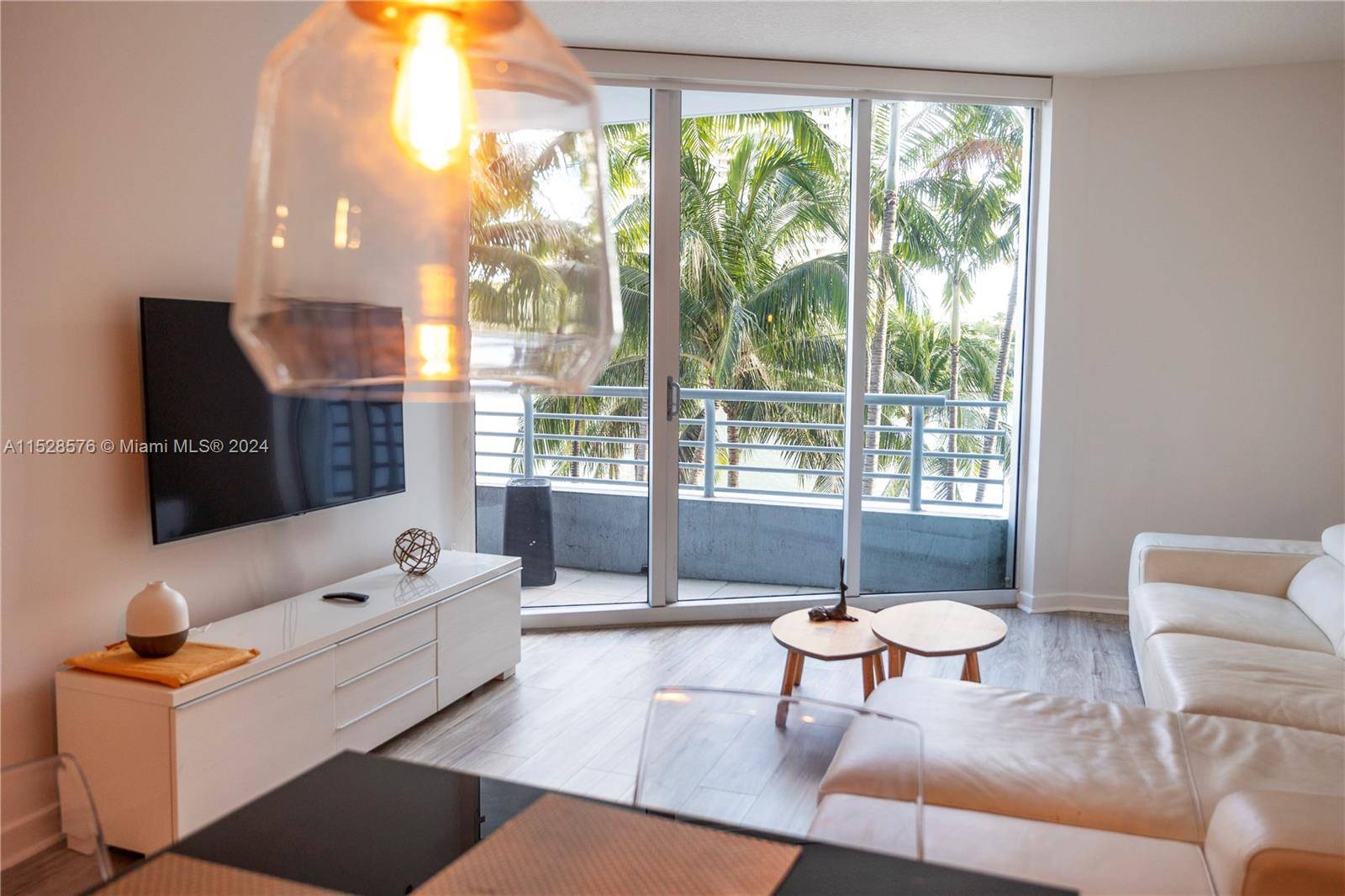Discover the epitome of urban living in this apartment located at the epicenter of the vibrant financial district of Downtown Miami offering unparalleled access to fine dining, entertainment, and cultural ...
