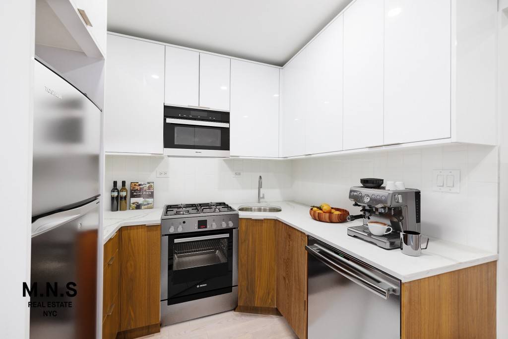 Beautiful 2 Bedroom Available In Upper East SideExperience the epitome of luxury living in the heart of Manhattan with this exquisite 2 bedroom, 1 bathroom rental opportunity on E 83rd ...