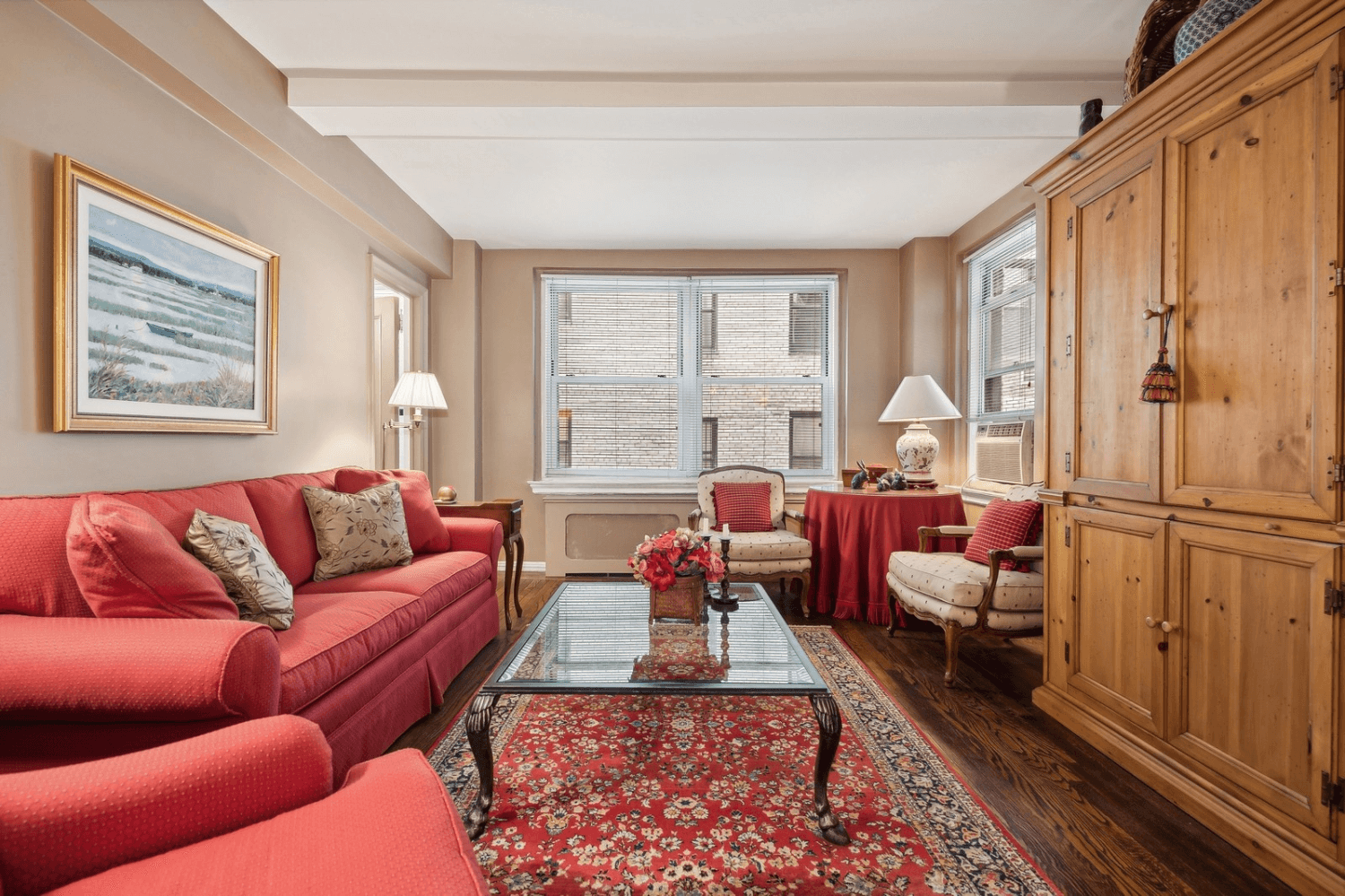 The largest of the Eastgate studios, this prewar home boasts a large living area and separate eat in kitchen on a lovely tree lined block just steps off Third Avenue.